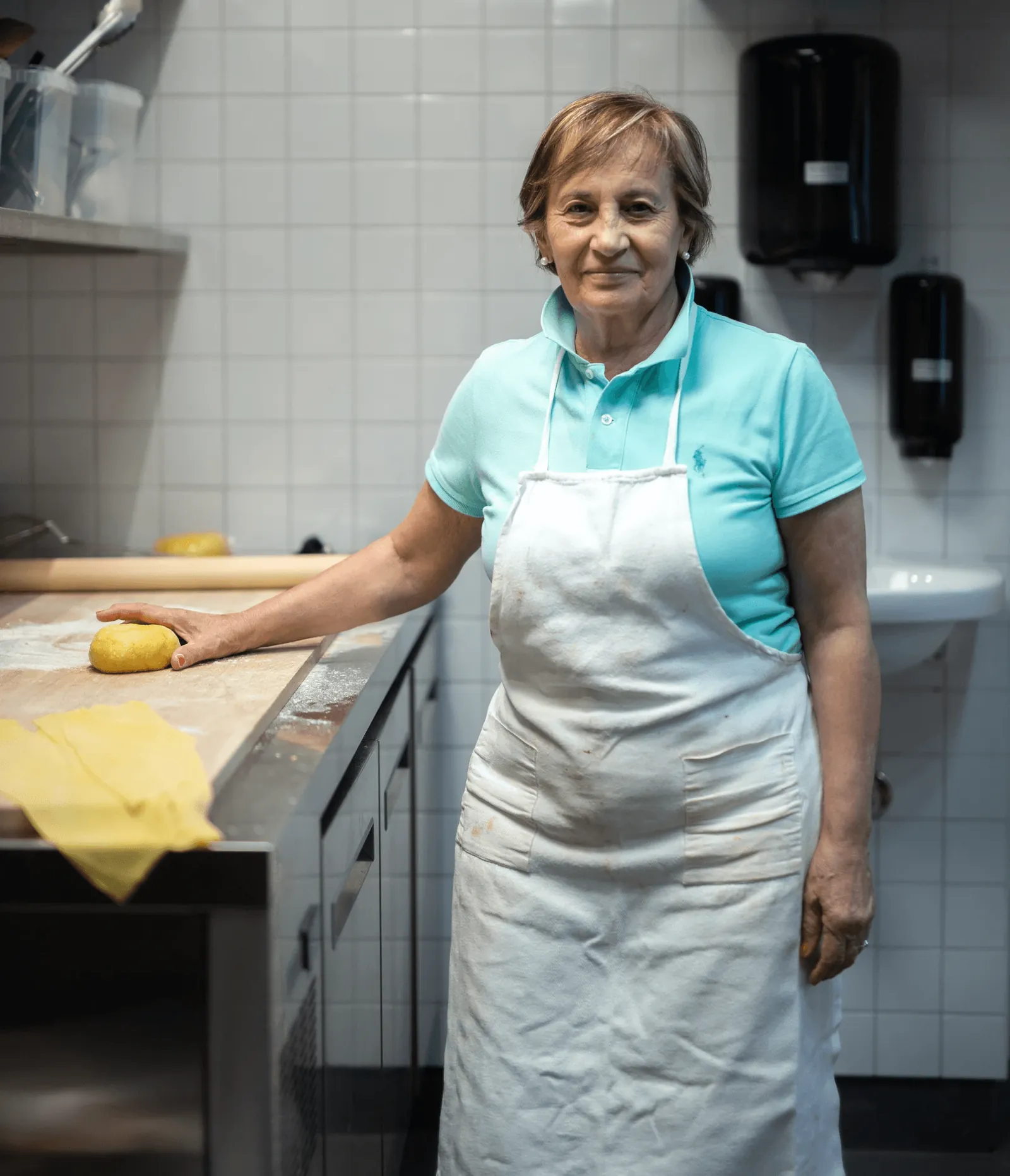 Antonietta på kjøkkenet i San Casciano dei Bagni med fersk pasta i hendene.