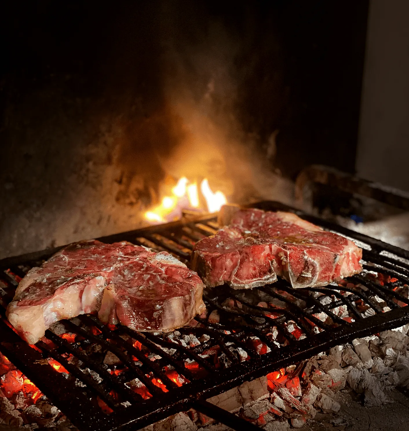 Bistecca fiorentina på vedfyrt grill over åpne flammer, Antonietta Oslo.